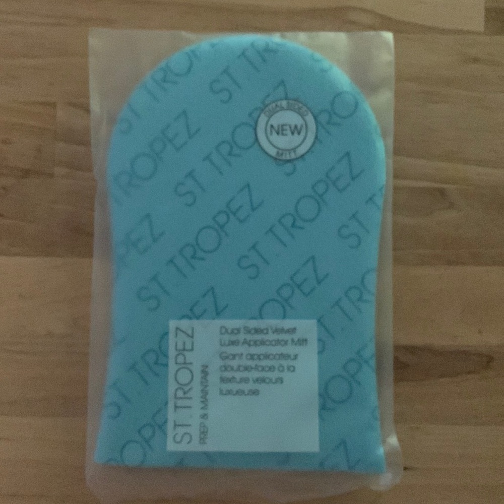 St. Tropez Prep & Maintain Dual Sided Velvet Luxe Applicator Mitt